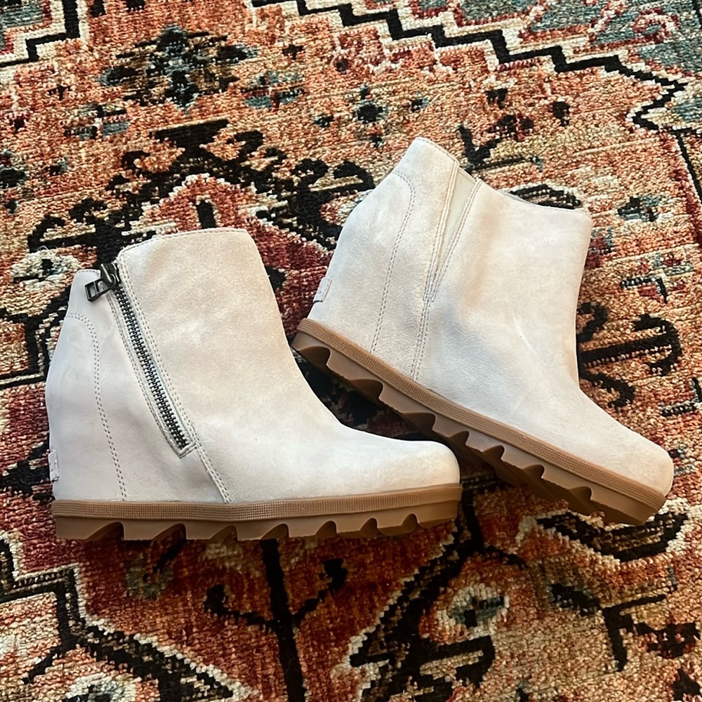 *BRAND NEW SOREL JOAN OF ARCTIC WEDGE BOOTIES* never been worn, size 7